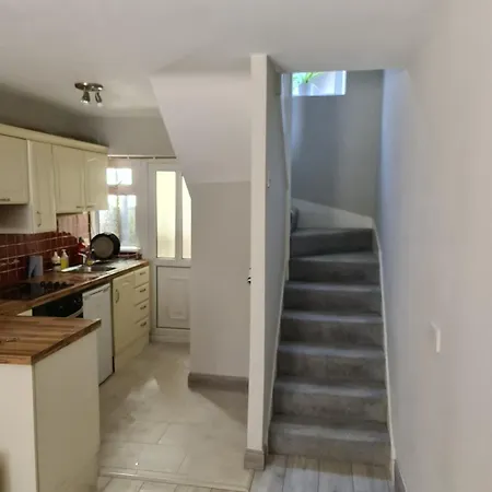 House In Between Vibes Apartman